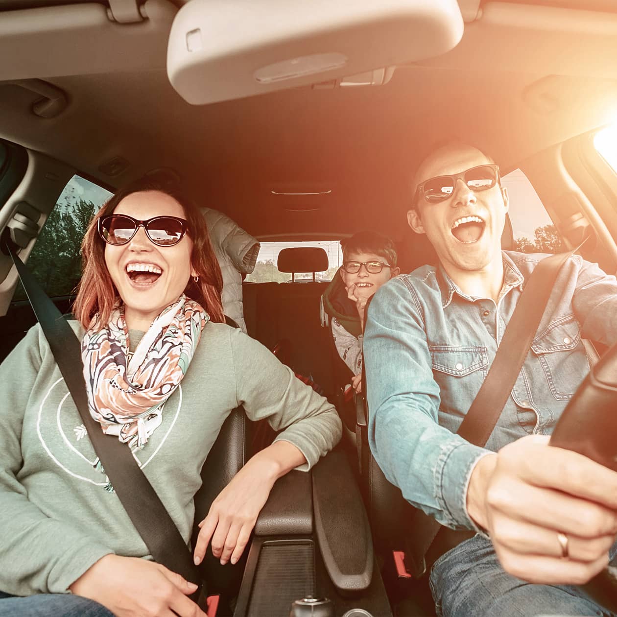 famille heureuse voiture